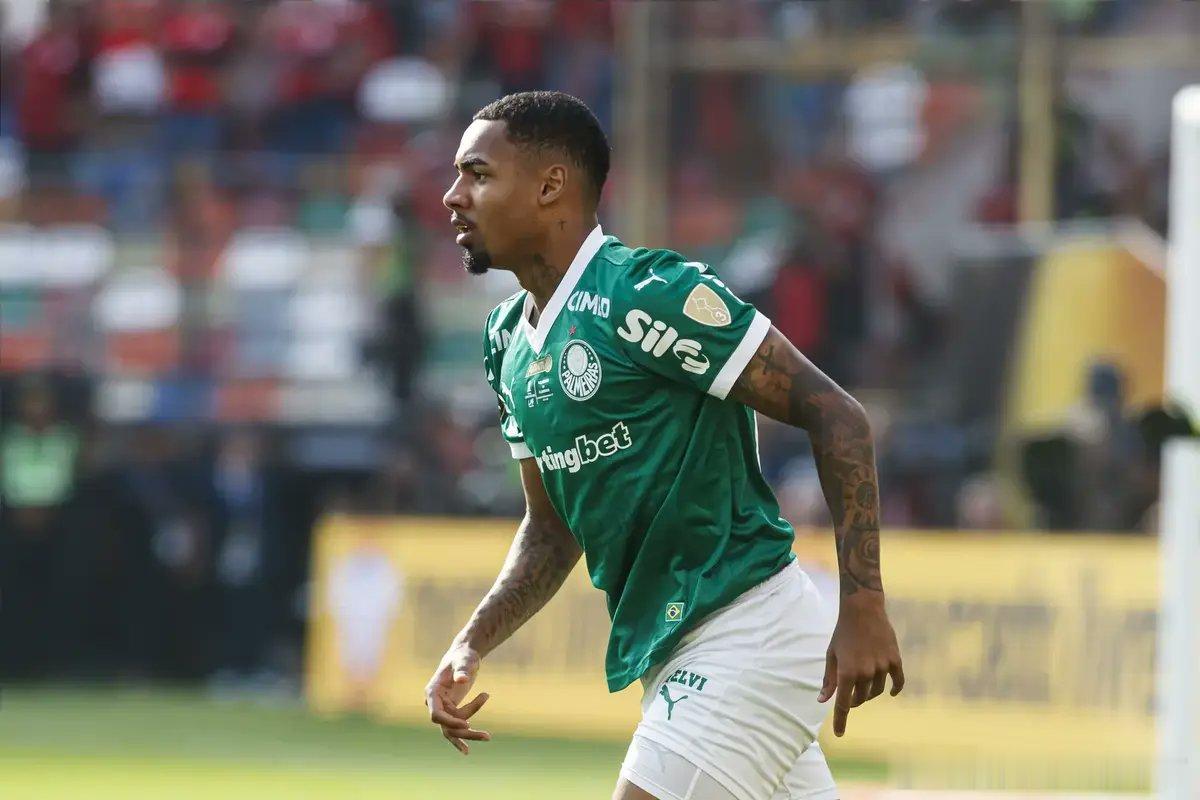 利物浦接近签下巴西中场！据记者罗布森·莫雷利消息，利物浦接近与帕尔梅拉斯就中场球