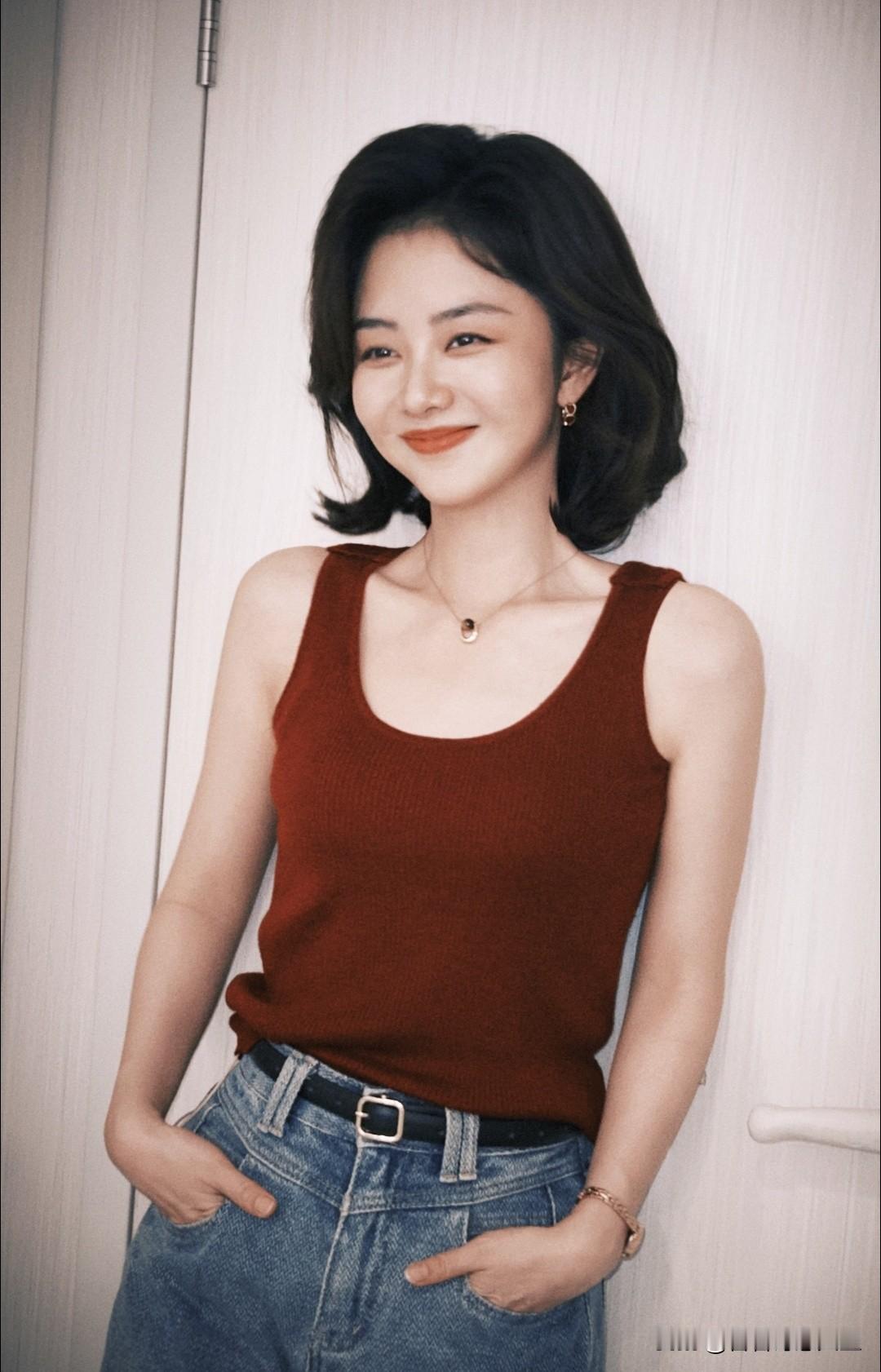 温柔甜美的日常穿搭，简约而不失优雅。谭松韵你也太可爱了，小圆圆脸好稀罕人[呲牙笑]