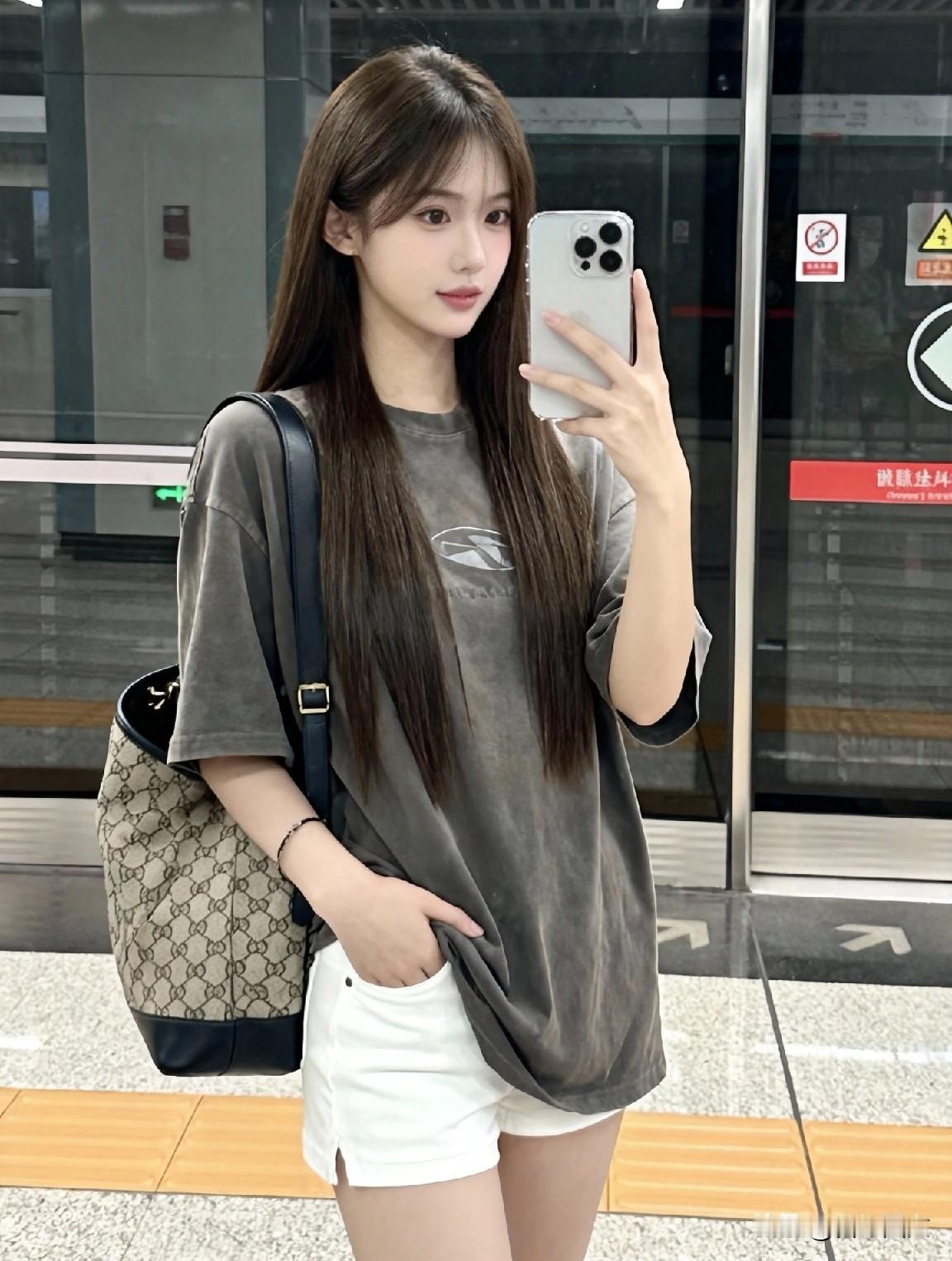 美女与地铁合影?