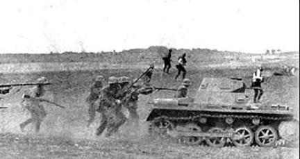 1937年，三连1辆驰援前线的坦克半路熄火。正要维修时，500名日军路过，两名战