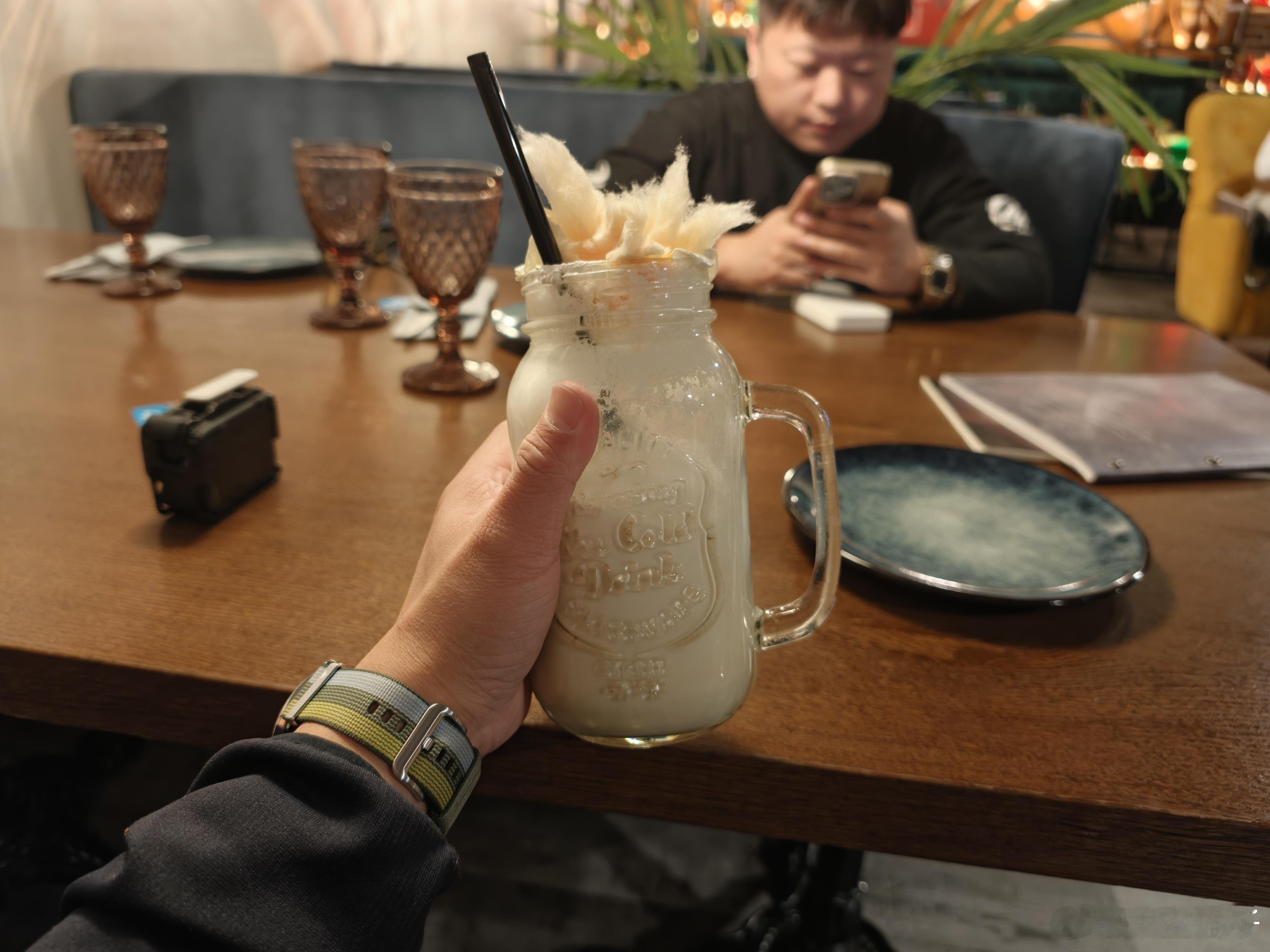 来了当地的一家高评分饭店海鲜好吃，肉类一般，奶制品好喝人均200元人民币，消费贵