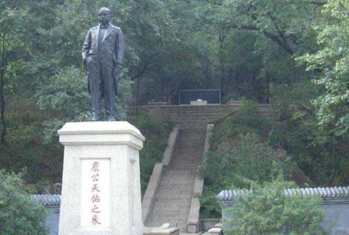 1982年，铁道部决定为詹天佑迁坟，未曾想，在挖开詹天佑墓的瞬间，竟看到棺木里流