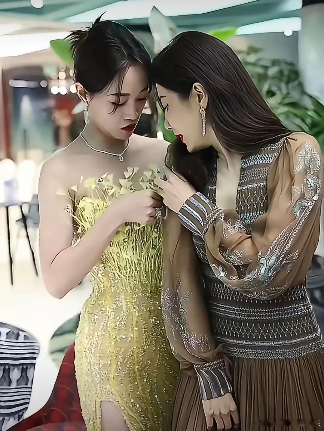 蓝盈莹的礼服勾到了曾黎的高定，曾黎那个表情我感觉，她快压不住了。事情发生在活动后