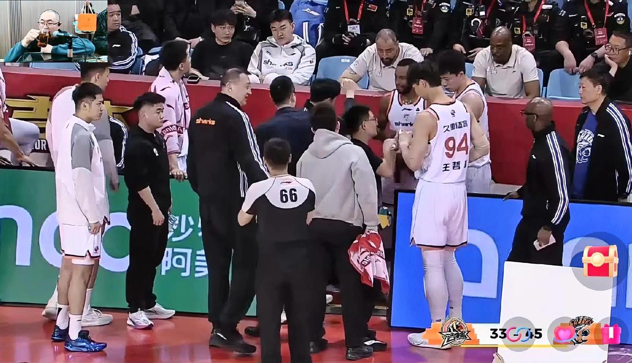 看到昨晚上海男篮在客场有惊无险的战胜吉林！说实话，真的很感触！可以说，现在这支