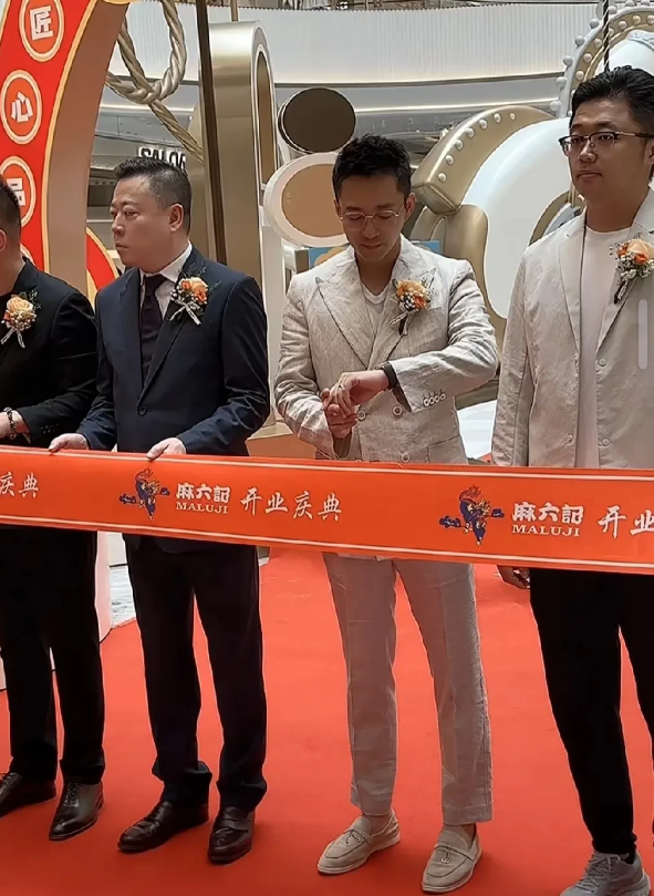 哇塞，汪小菲终于和孩子们相聚，开启暑假之旅了！刚刚，汪小菲参加完新店开业，没吃