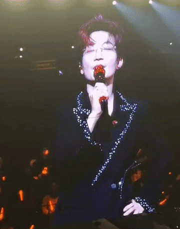 王栎鑫现身陈楚生成都演唱会，公子于鑫太好磕了吧！一个在笑，一个在闹，