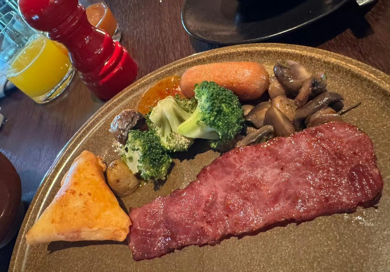 伊藤美诚妈妈又晒早餐了[笑着哭]！伊藤美诚妈妈又跟着女儿来到了多哈，陪伊藤美诚参