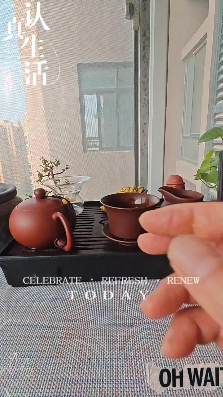 认生活。即使平凡的日子，我们也要努力把它过成诗，时而简单，时而精致。我始终相信