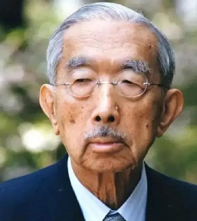 1989年1月7日，日本天皇裕仁终于结束了自己罪恶的一生。二战后，裕仁多次出访欧美国家，但从未到过中