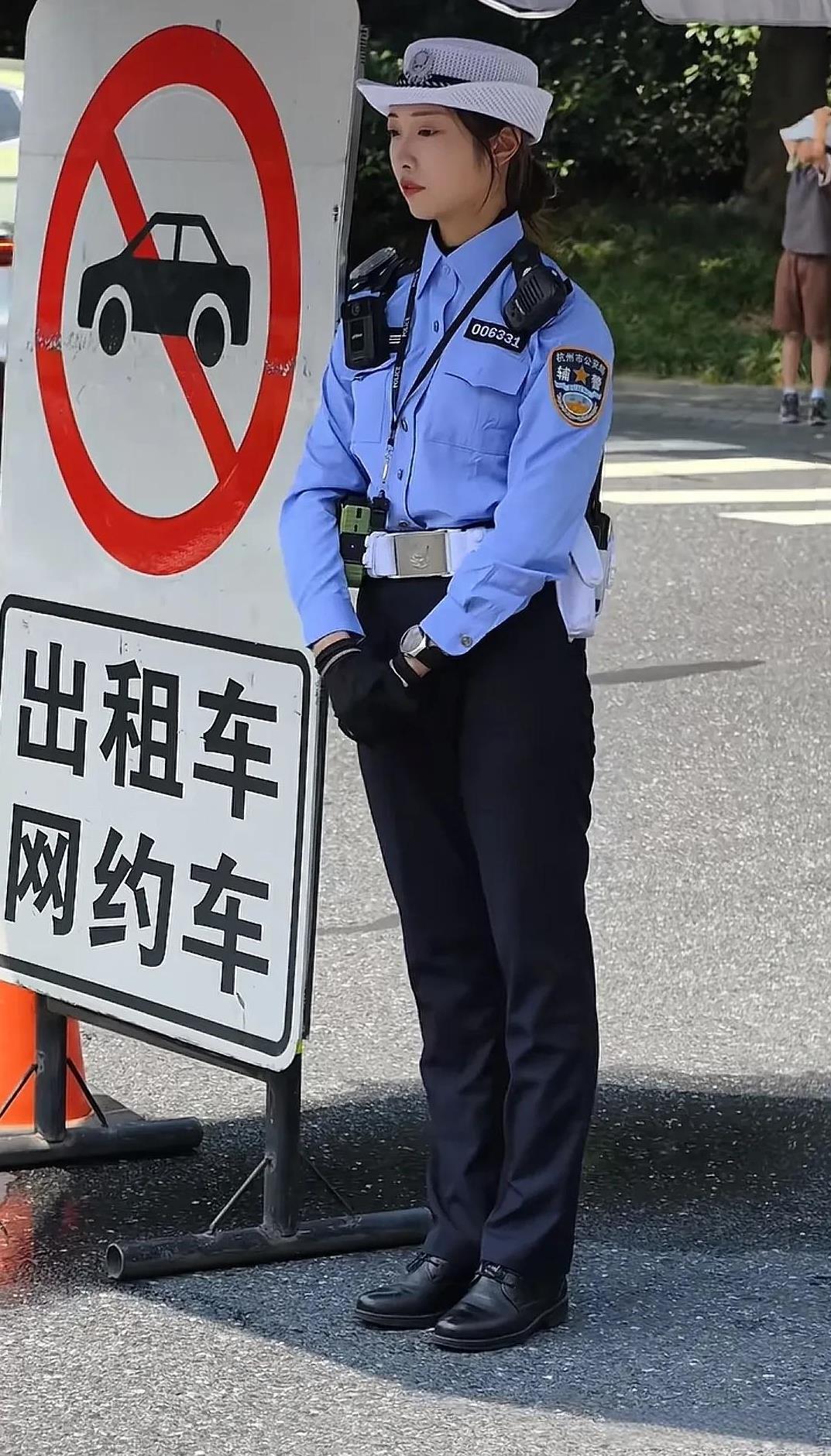 兔子警官李语蔚的裤子不像是正常配发的警裤，是那种网上卖的冰丝裤子吧？看到杭州西