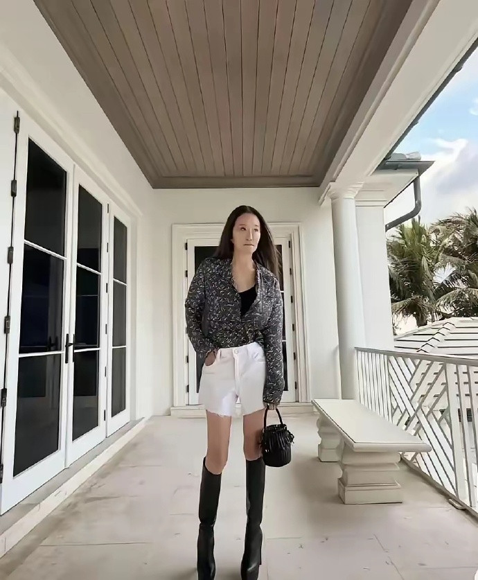 73岁像37，她靠滑冰冻龄​​王薇薇把滑冰场搬进自家客厅。每天五点起床，先滑一