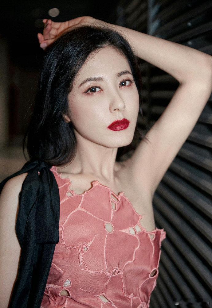 曾黎曾黎挖出了一米长完整的藕美哒哒