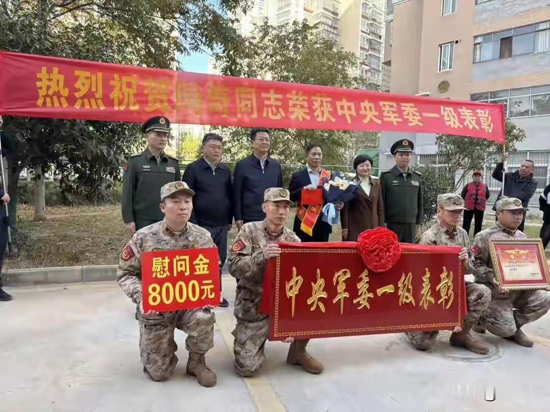 中国装甲兵某部“三特”尖兵陶奇同志，荣获“中央军委一级表彰”称号，是部队技术型优
