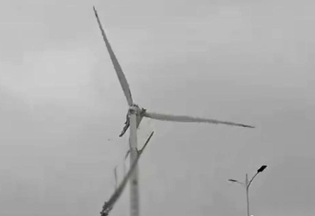 几十米长，好几吨重的大叶片，就这么从天上直挺挺地砸下来了。跟电影特效似的。前