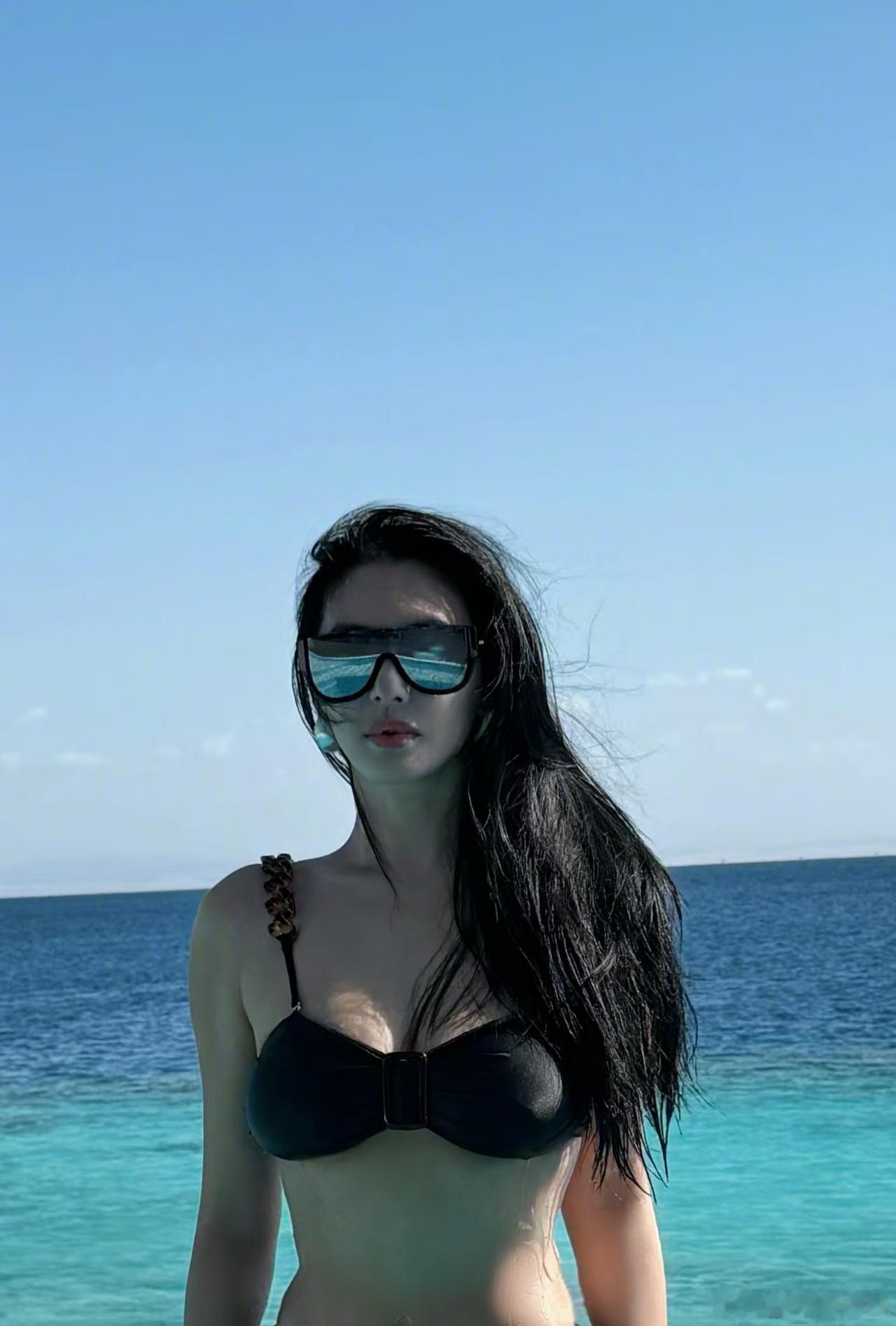 张雨绮泳装身材太辣了张雨绮泳装身材太辣了，真的是看到这一次的泳装照片的时候整