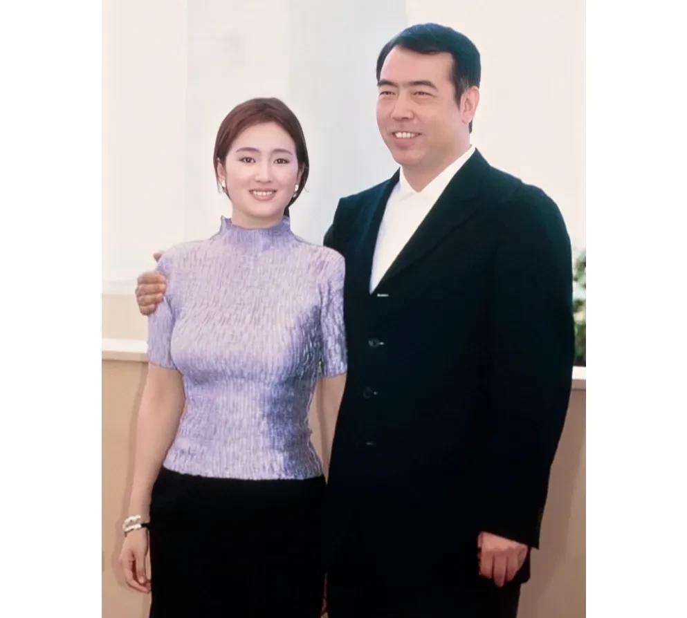 1996年，巩俐和陈凯歌在法国戛纳的留影旧照，那时候巩俐31岁，身材丰腴，美丽动