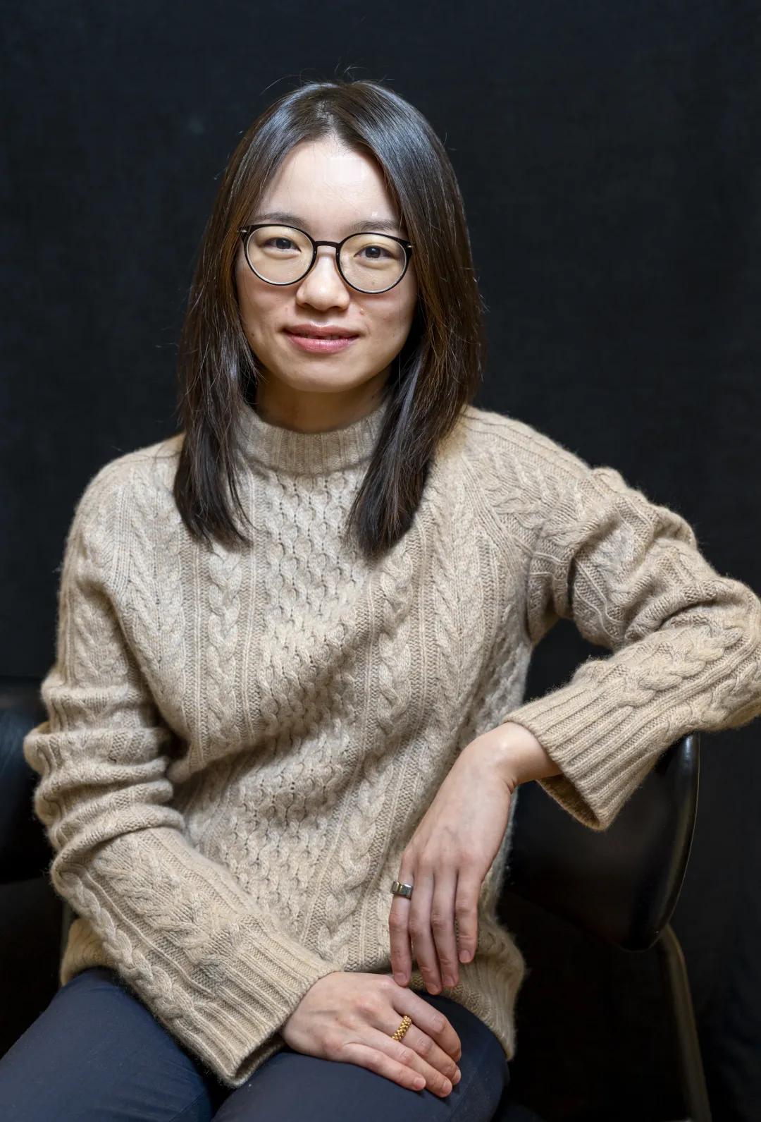 王虹回忆说，当年她给古斯做汇报时，讲得有些杂乱无章，但古斯却全程没有打断她，而是