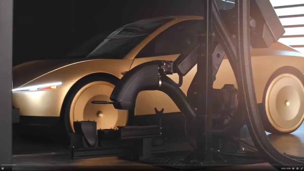 特斯拉奥斯汀的Robotaxi基地里，清洁机器人已经开始干活了。这支机械臂能换不