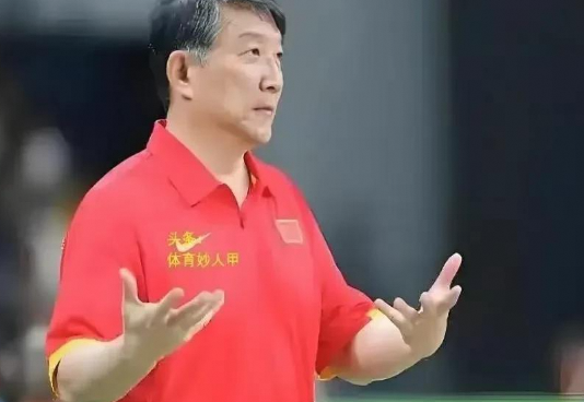 女篮大调整：李梦离队真相黄思静特殊嘉奖背后