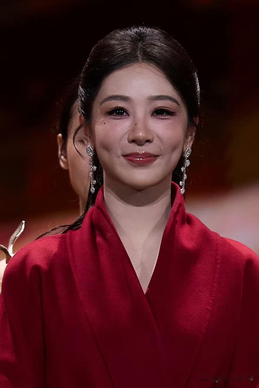 杨紫金鹰奖生图曝光，镜头直面脸部细节，法令纹格外显眼，网友调侃都能夹死蚊子。一身