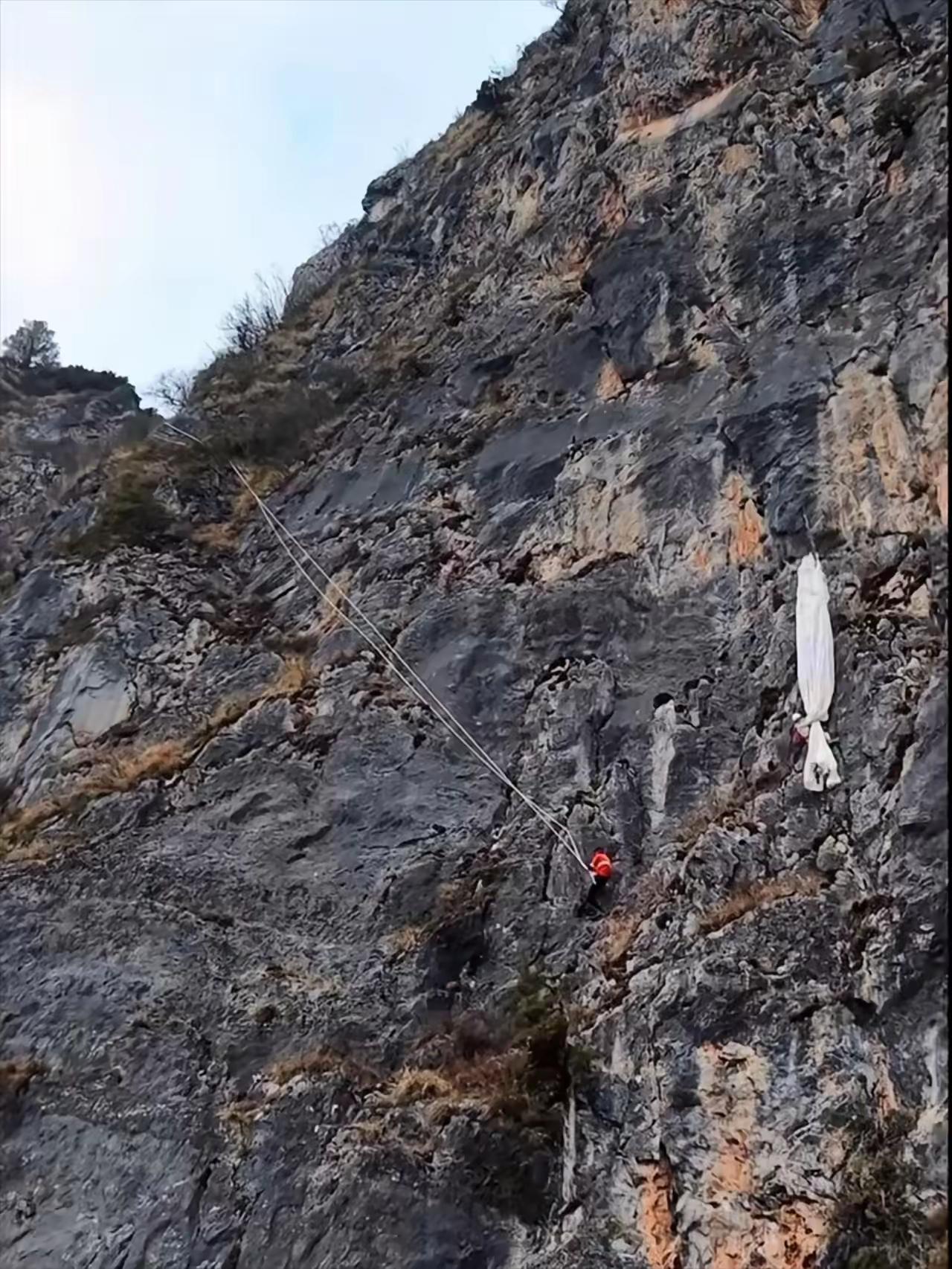 近日，29岁的翼装飞行和低空跳伞员宗女士在云南一处悬崖跳伞时发生意外，在打开伞包