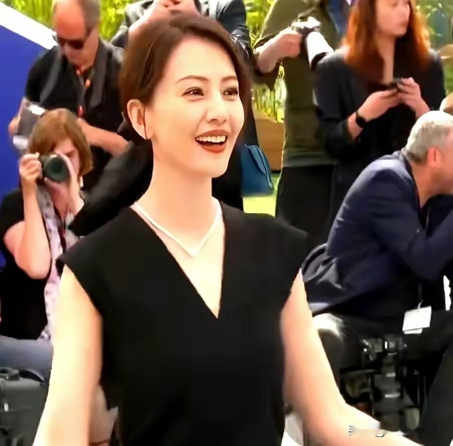 高圆圆，人到中年，如夏花般灿烂，迷倒了一大片爷们。尤其是她那漂亮迷人的脸蛋、笑容
