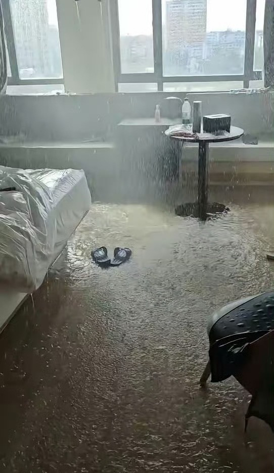 据说，在宾馆消防喷头上晾衣服。