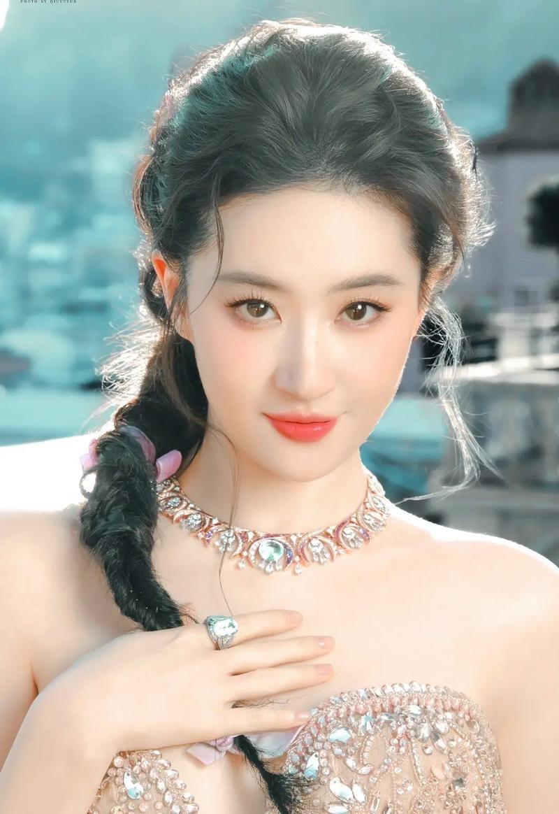 刘亦菲为什么不结婚？有网友说，比起她没有结婚来，更神奇的是，她从来也不找男朋友，