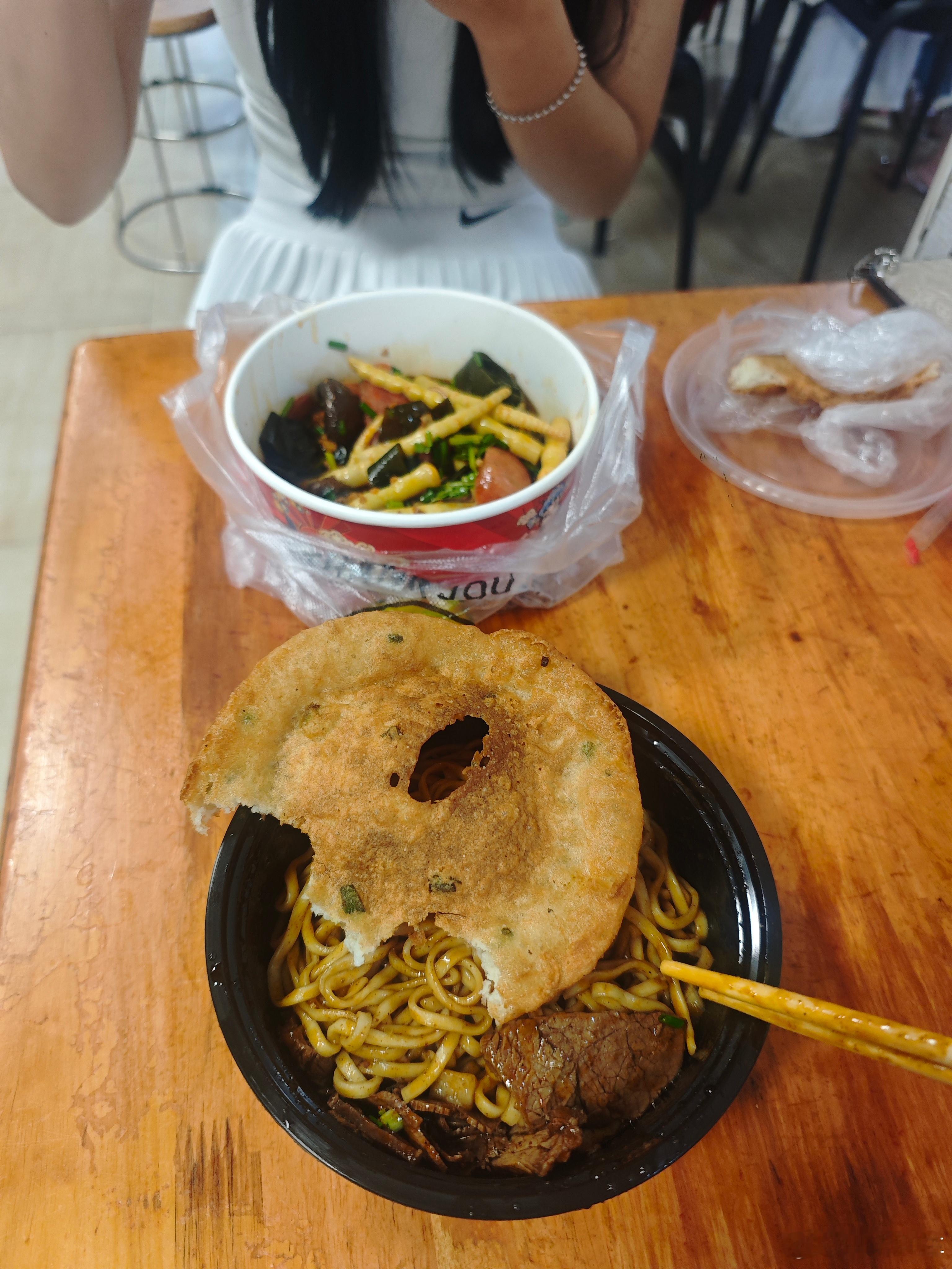 24小时都要排队的一家面馆​​​