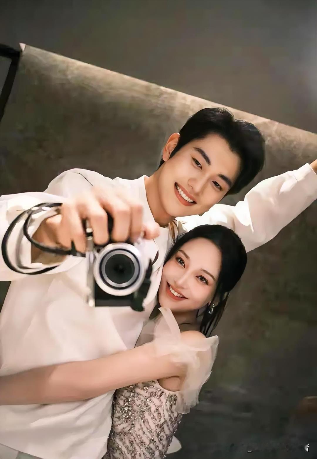 金莎跟她那个小男友的事情在网上也是被人们热议金莎都四十多岁的人了，你说人