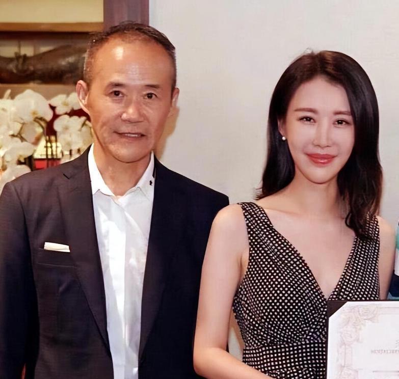 王石说他老婆是“独立女性”——网友们都笑了一直以来，田朴珺都在努力甩掉“王的