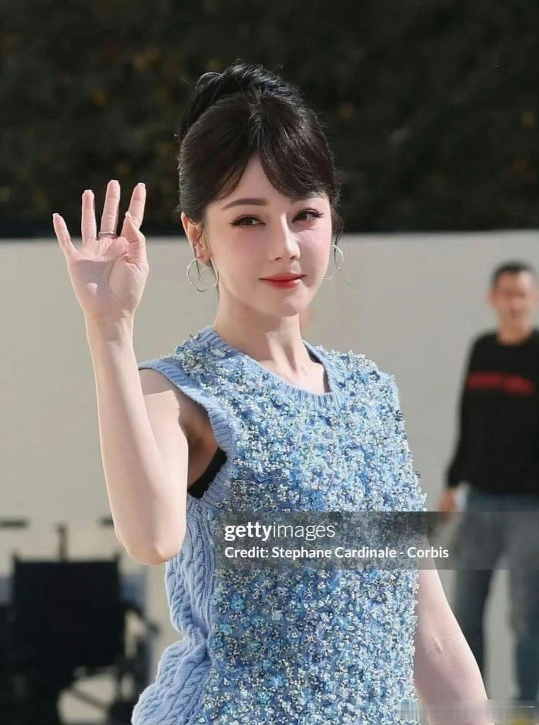 新疆双美炸场巴黎：热巴娜扎把东方绝色穿成行走的名片刷到热巴娜扎巴黎同框时，