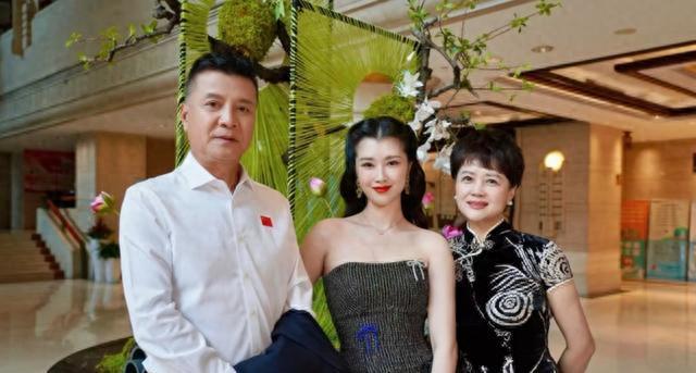 茹萍女儿奚望也离婚了，一张三代人合照，撕下单亲妈妈的苦情戏