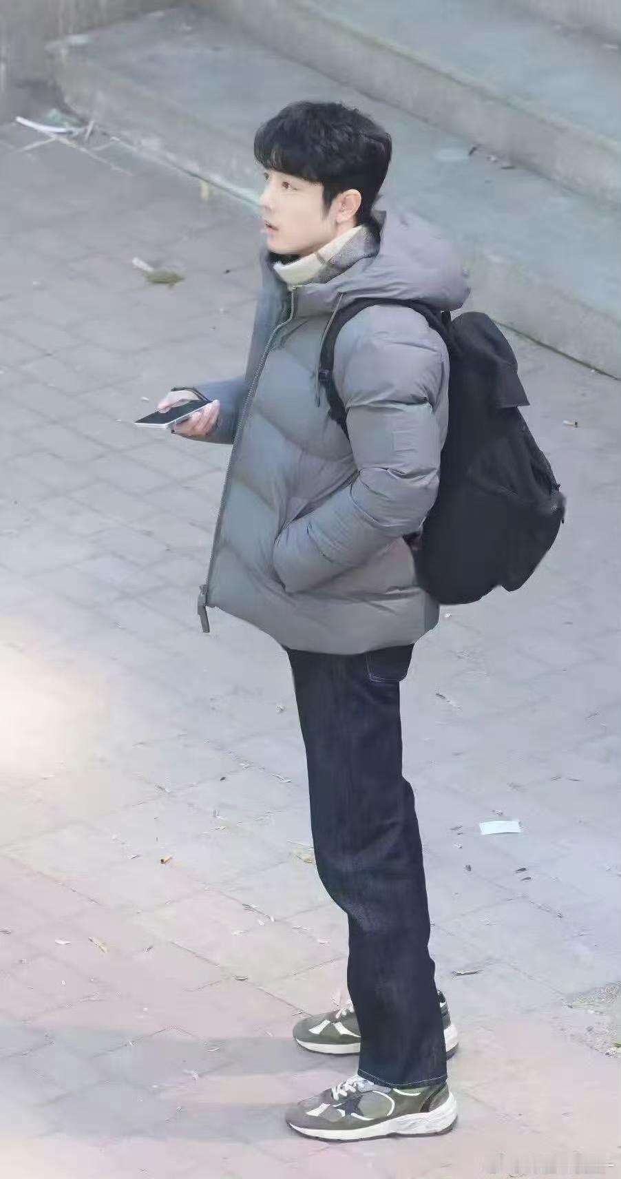 肖战这回彻底扔掉了偶像包袱！在新剧《小城良方》里，他顶着一头小卷毛，