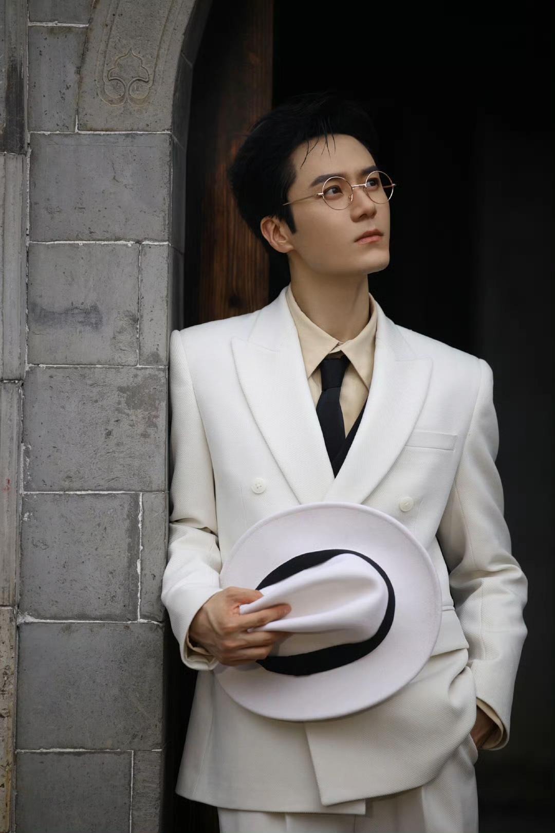 哎哟喂，这不是《灼灼韶华》里褚韶华的初恋夏初吗？这打扮也太帅了吧，差点认不出……