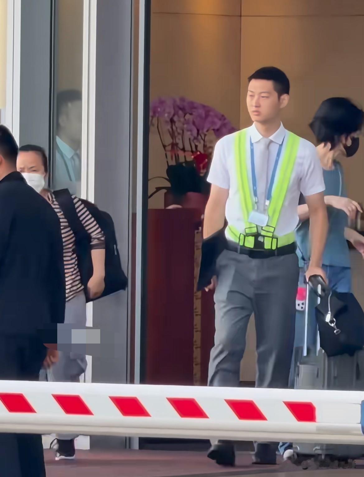李嫣穿着太大胆了———透视装！王菲在她面前也像普通妈妈那样，为女儿忙前忙后，谢