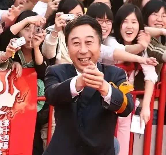 冯巩的四个搭档结局满是令人遗憾第一位：牛群跨界政界后遭质疑，裸捐