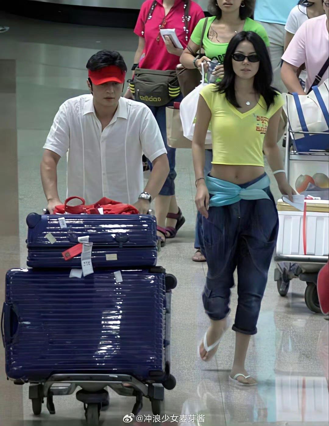 图为2005年，当时刚结束蜜月旅行的王菲和李亚鹏在机场。王菲的身材是真好啊​