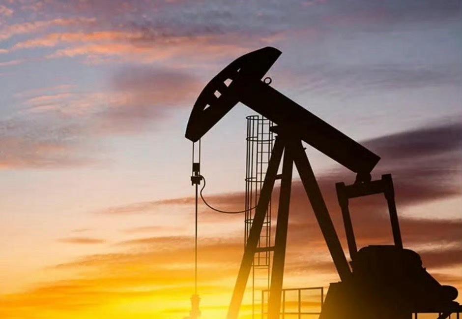 虽然现在霍尔木兹没有油轮通过，但是陆上的输油管道还在正常运转。这些管道每天可输送