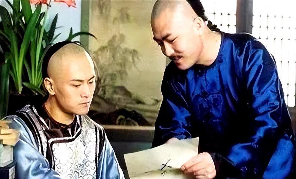 清朝，一位美貌寡妇为丈夫守节，七年未嫁。清明前夜丈夫托梦，叫她明晚去乱坟坡埋伏