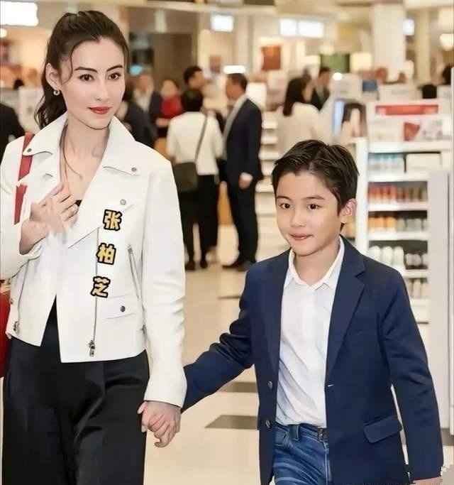 张柏芝小儿子身世一直是个谜，但不影响他的颜值，好像妈妈年轻时，这基因太强大了