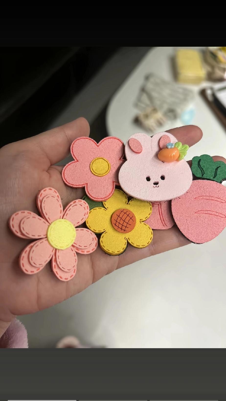 小洛熙的妈妈是如此深爱洛熙。宝贝的头七到了，妈妈把在网上买的、还没来得及让宝贝戴