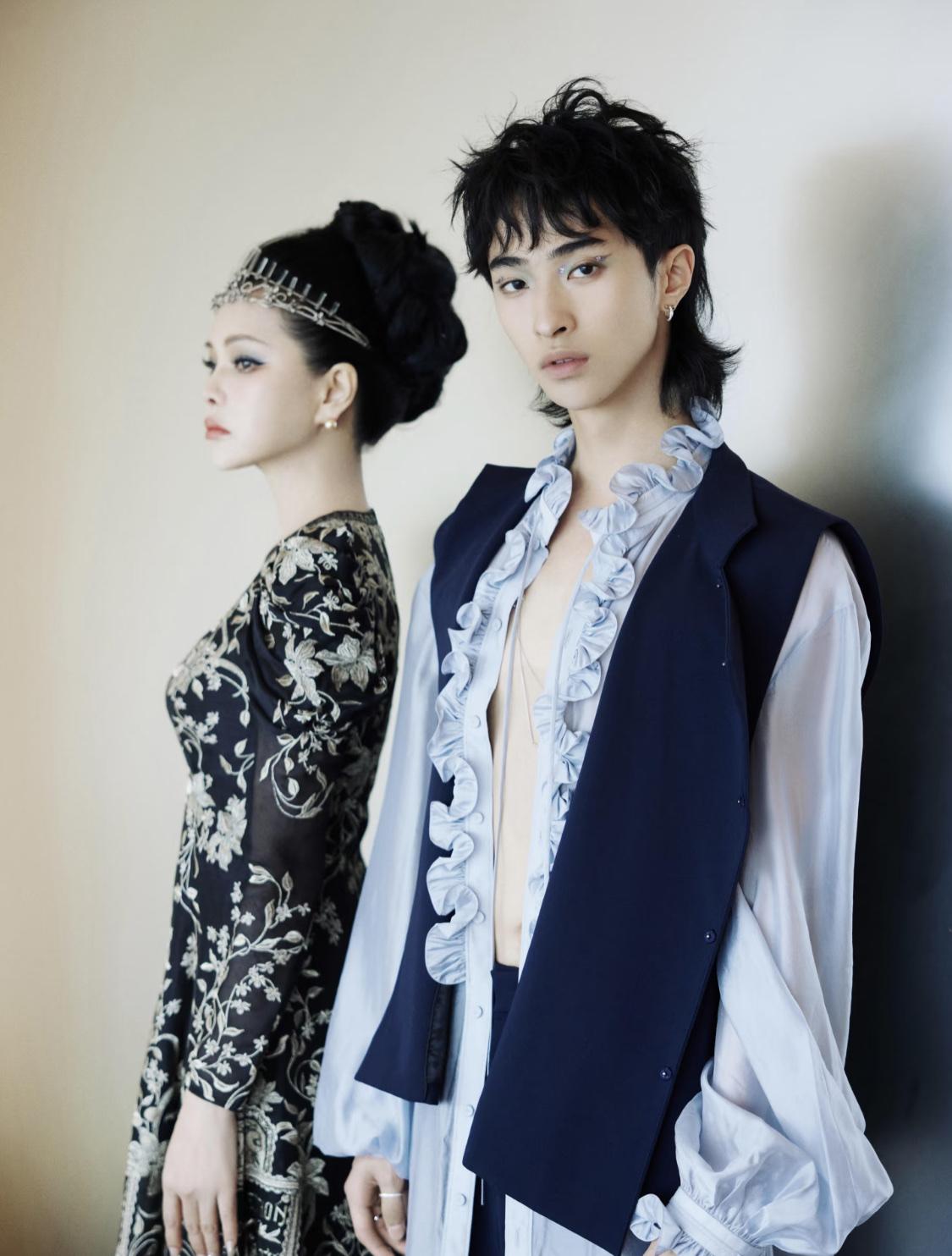 你看恩利就不是被欺负的小孩。虽然他爸爸妈妈都各自组建了家庭，有了各自的小孩。