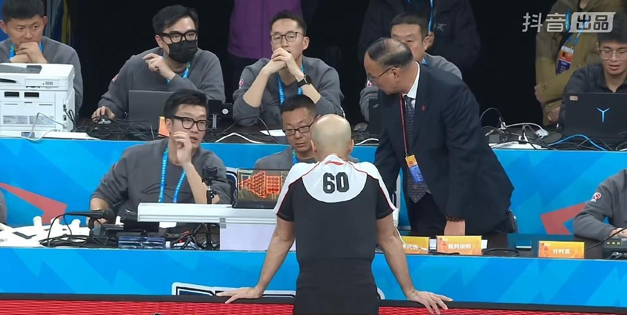cba金哨霍楠，技术台领导当面问询，显然很不满意，到底罚几个！话说CBA裁判业