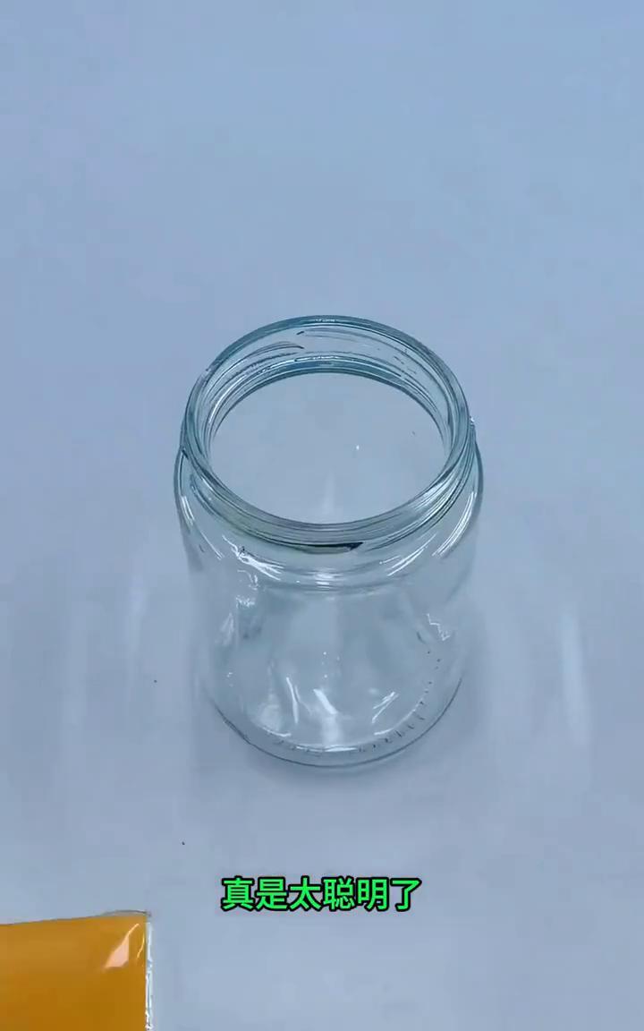 生活小妙招：更加方便。真是太聪明了。新买的抽纸将包装撕开，将纸巾全部拿出来，然