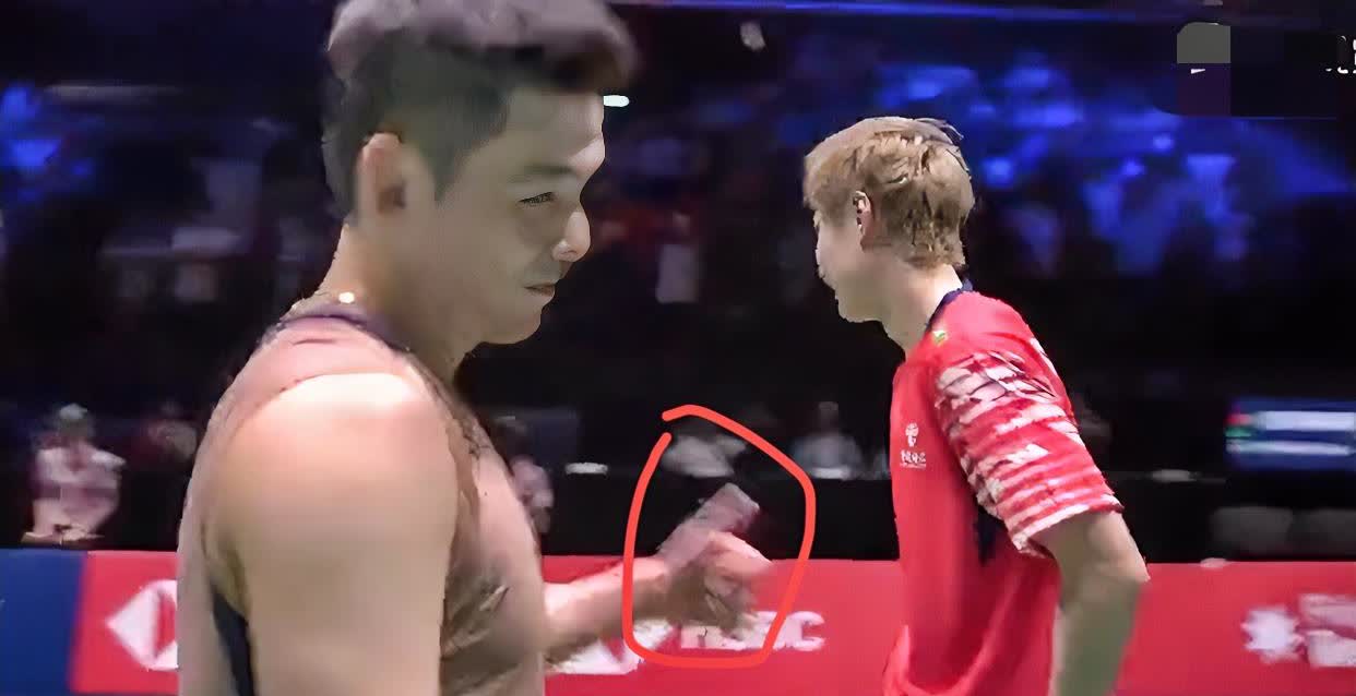 昆拉武特点赞石宇奇！！！羽毛球世锦赛男单决赛第一局，石宇奇一度18:11，正