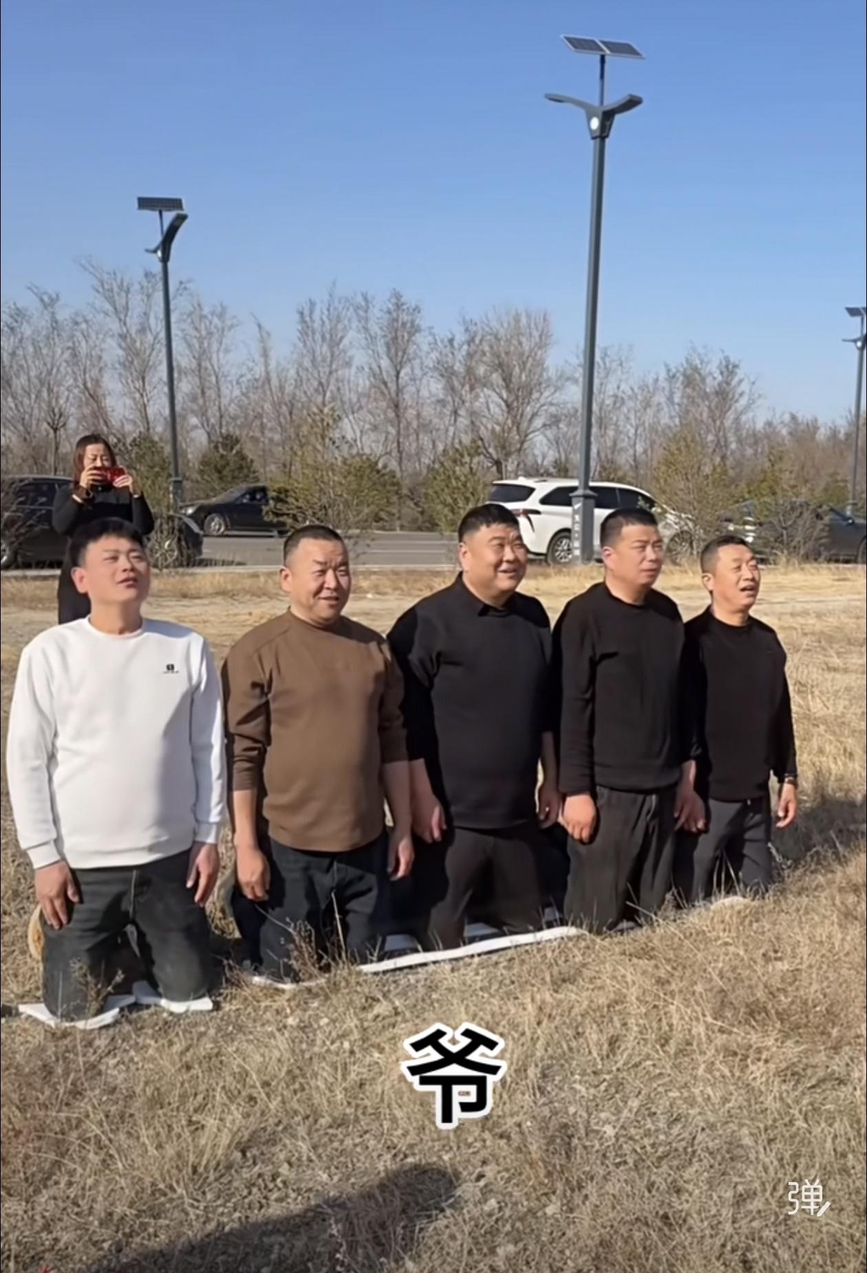 心诚何须门票？五兄弟园外跪拜关公像，山西运城，那尊高达61米的关公圣像矗立在中条