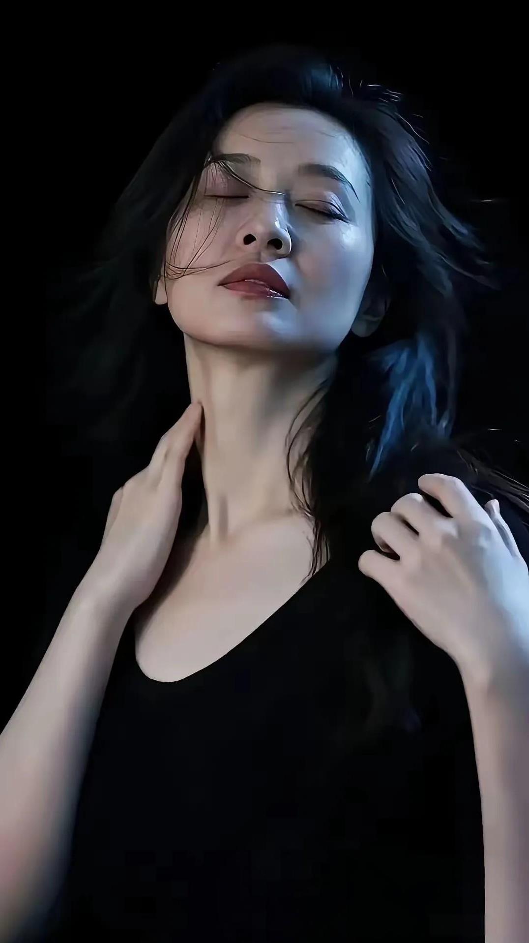 估计男人看了这张照片后，男人的心都会被勾走的，这位女士真是太漂亮啦……勾魂啊……