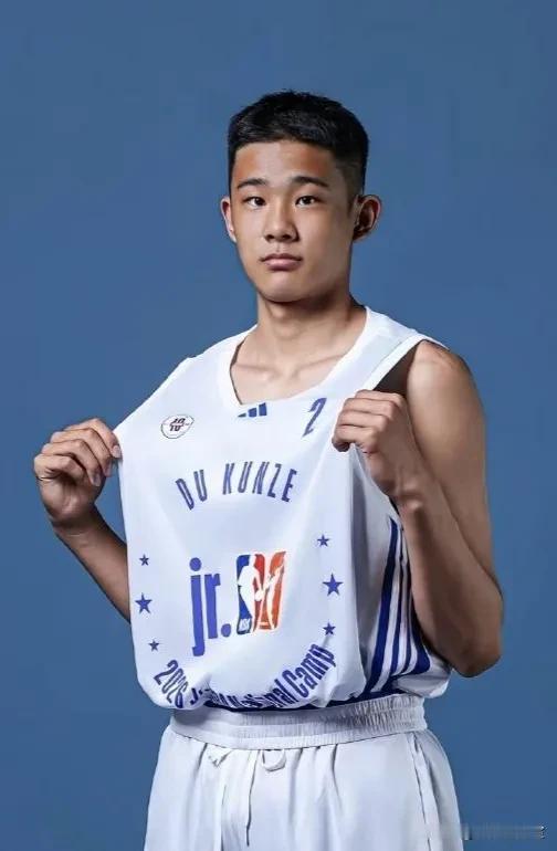 杜锋儿子杜昆泽在辽宁队试训，极大概率会加入辽宁男篮，这有点让人捉不住头脑。杜锋在