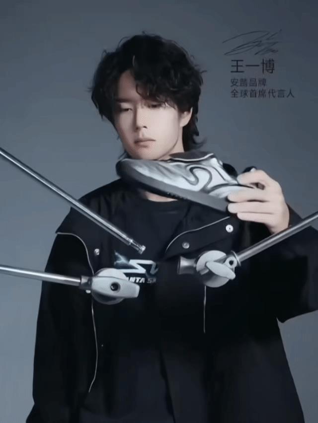 王一博又有新镜头啦！大家都说一博这次回来瘦了好多。安踏拍了好多好多新鲜的卷发